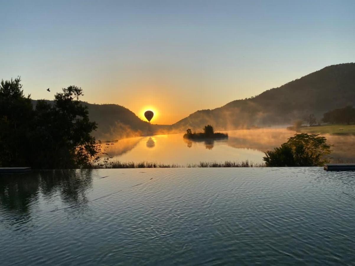 Kloofzicht Lodge & Spa Крюгерсдорп Экстерьер фото Sunrise over the lake