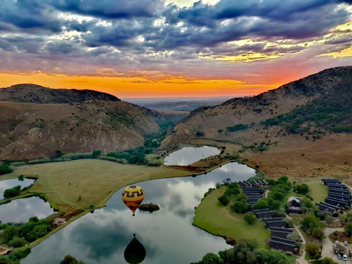 Kloofzicht Lodge & Spa Крюгерсдорп Экстерьер фото Hot air balloon over the San Luis Reservoir