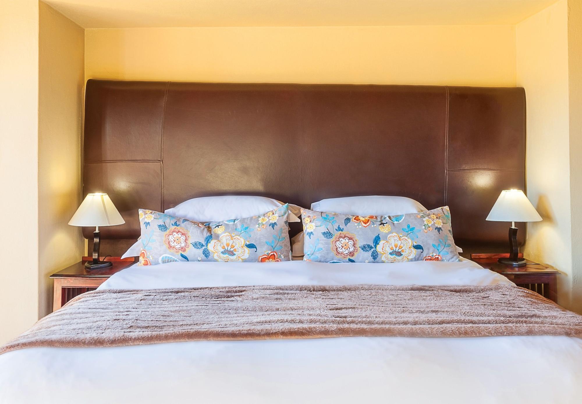 Kloofzicht Lodge & Spa Крюгерсдорп Экстерьер фото A bed with a headboard