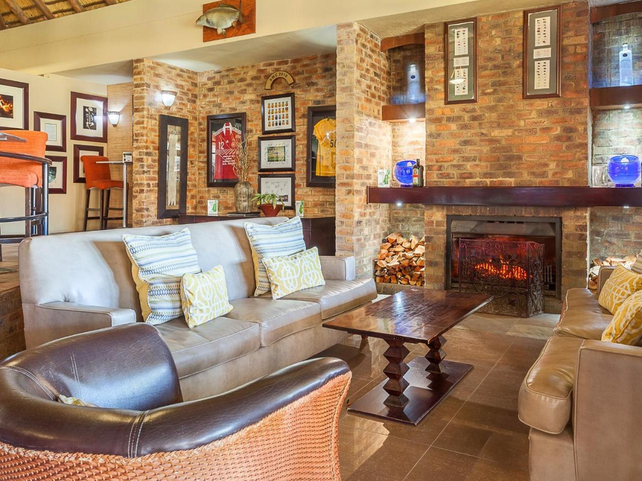 Kloofzicht Lodge & Spa Крюгерсдорп Экстерьер фото The interior of the clubhouse at the Royal Natal National Park Golf Course